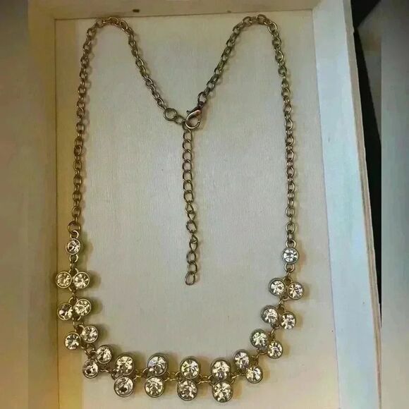 Crystal fashion statement necklace with gold tone chain - Picture 1 of 3